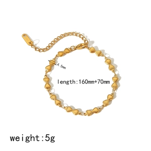 Detail of 18k gold-plated heart and oval bead bracelet with lobster clasp and adjustable chain