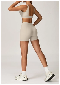 Vue latérale d'un ensemble de yoga crème avec soutien-gorge dos nageur et short cycliste