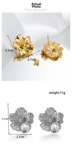 Detailed view of vintage gold and silver flower earrings with 2.1cm dimensions and weight