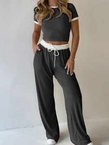 Ensemble 2 pièces femme en maille côtelée gris foncé avec haut court et pantalon