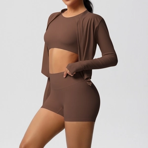 Détail d'un ensemble de yoga 3 pièces marron foncé avec passe-pouces et short de compression