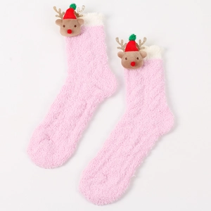 Detail von rosa Korallenfleece-Socken mit 3D-Weihnachtsrentier und goldenem Geweih