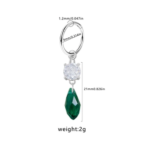 Vue détaillée d'une boucle d'oreille en acier avec pendentif goutte verte et dimensions