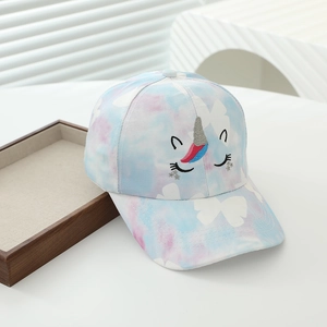 Dettaglio del ricamo unicorno su cappellino da baseball per bambini in tie-dye pastello