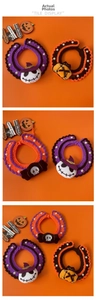 Detail van handgebreide Halloween-huisdierhalsband met Jack Skellington-bedeltjes