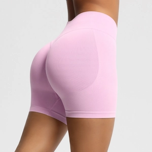 Détail du short de fitness sans couture à taille haute avec effet push-up en rose pâle