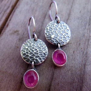 Boucles d'oreilles vintage en argent martelé avec pendentifs ovales en pierre rose