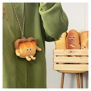Gros plan du mignon porte-monnaie en peluche toast avec visage souriant et lanière