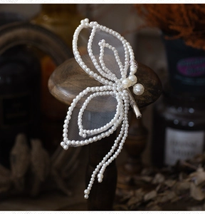 Pince à cheveux papillon en gaze de soie faite main avec perles blanches et pompon