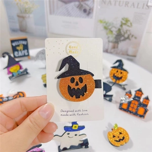 Dettaglio di fermagli per capelli Halloween in pelle glitterata con zucca e fantasma