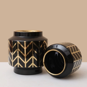 Set di due moderni vasi in ceramica nera con motivi geometrici dorati e finitura luxury