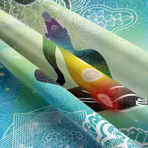 Details der weichen Stofftextur mit buntem Chakra-Yoga- und Mandala-Aufdruck