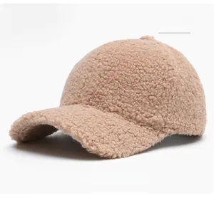 Détail d'une casquette de baseball kaki en laine d'agneau avec texture granuleuse