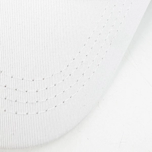 Dettaglio ravvicinato della visiera del cappellino bianco con quattro file di cuciture