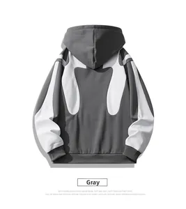 Achteraanzicht van een grijs-witte hoodie met geribbelde manchetten en streetstyle