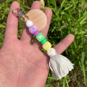 Porte-clés perlé lumineux avec disque en bois, perles en silicone et pompon en coton