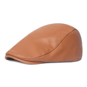 Gros plan sur la texture du cuir marron et les coutures de la casquette plate classique