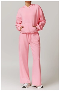Rosafarbenes Lounge-Set mit Kapuzenpullover und passender weit geschnittener Hose