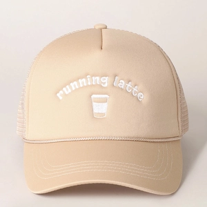 Dettaglio del ricamo running latte e cordoncino su un cappello trucker beige