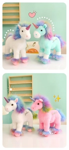 Detail von bunten Einhorn-Plüschtieren mit Regenbogenmähne und Stickerei-Wörtern