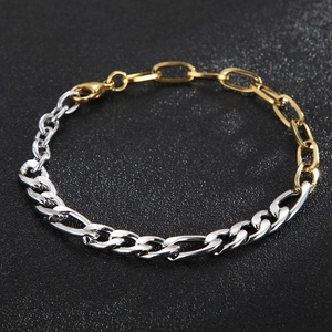 Detail eines zweifarbigen Gold-Silber-Edelstahlarmbands mit sicherem Karabinerverschluss