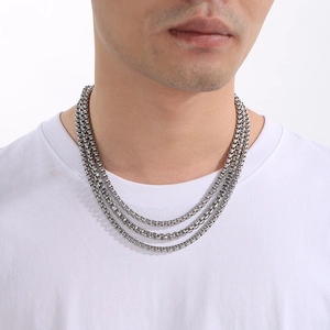 Collier pour homme triple épaisseur en acier titane argenté avec perle carrée et fermoir magnétique