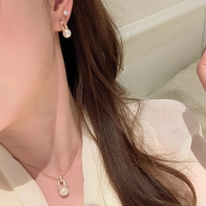 18K gold plated pearl and zircon jewelry set with necklace and earrings on model