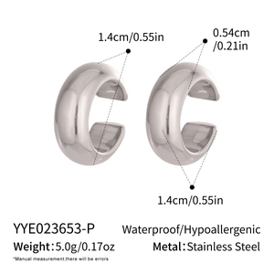 Dettaglio macro di ear cuff in acciaio inossidabile argento impermeabile diametro 1,4 cm