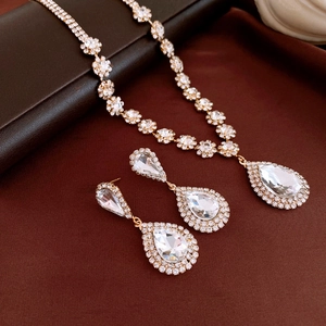 Parure de bijoux dorée avec collier goutte d'eau et boucles d'oreilles en cristal