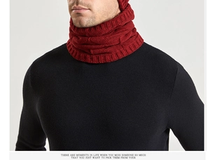 Gros plan sur le tour de cou en tricot rouge foncé avec texture côtelée et motif alvéolé