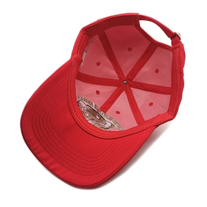 Vue détaillée de l'intérieur de la casquette rouge avec broderie 3D et boucle en métal réglable