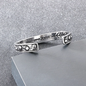 Bracelet manchette gothique punk tête de mort en acier inoxydable argenté poli mat