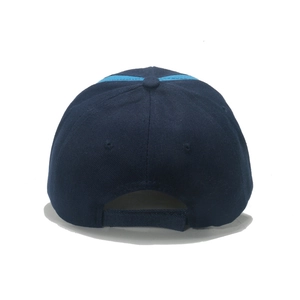 Vue détaillée de l'arrière de la casquette racing bleu marine avec sangle et bandes bleues