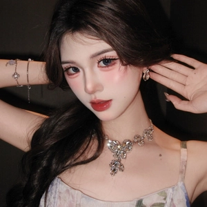Set collana e orecchini in argento con strass scintillanti a forma di foglia su modella