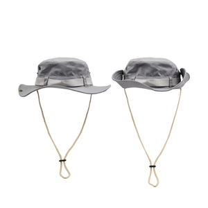 Double vue d'un chapeau Boonie gris avec large bord, boutons-pression et cordon