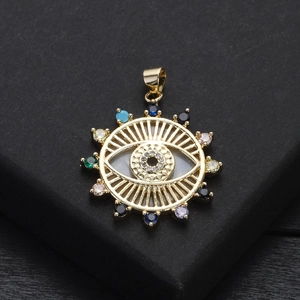 Vue macro du pendentif mauvais œil plaqué or avec zircons colorés sur boîte de présentation