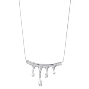 Pendentif goutte de lave argentée sur une chaîne serpent élégante pour femme style moderne