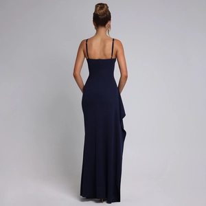 Détail d'une robe longue bleu marine avec fines bretelles et volants latéraux fluides