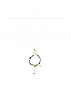 Dettaglio del bracciale multistrato in pietre naturali con strass e catena in lega