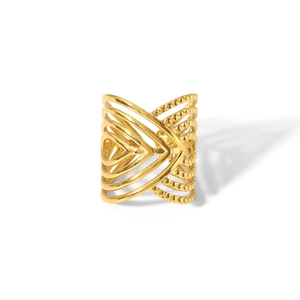 Nahaufnahme des vergoldeten Edelstahlrings mit mehrlagigem V-förmigem Cut-out-Design