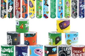 Vue détaillée de bracelets slap sur le thème du jeu avec des motifs de pixels colorés