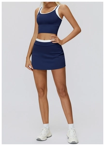 Dettaglio della gonna sportiva blu navy a vita alta con profili bianchi e short interni