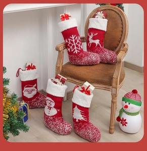 5er-Set rote und weiße gestrickte Weihnachtssocken mit Kunstpelzrand auf einem Vintage-Holzstuhl