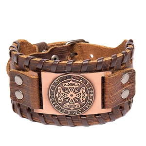 Détail du bracelet large en cuir pour homme avec nœud celtique et bordure tressée