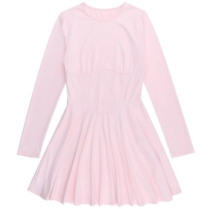Détail d'une robe rose à manches longues avec taille cintrée et jupe évasée fluide