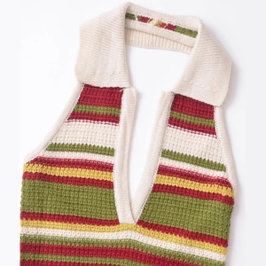 Abito corto a righe in maglia crochet con scollo a V profondo e allacciatura al collo