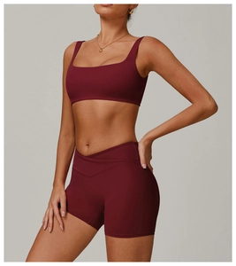 Detailansicht des weinroten Sport-Sets mit Crossover-V-Taille-Shorts und quadratischem Top