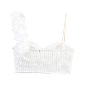 Détail de la fleur 3D et de la texture gaufrée sur ce haut court blanc asymétrique