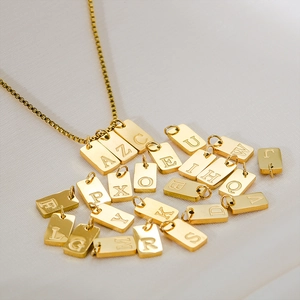Collier avec pendentif lettre carrée en acier inoxydable plaqué or 18 carats et chaîne