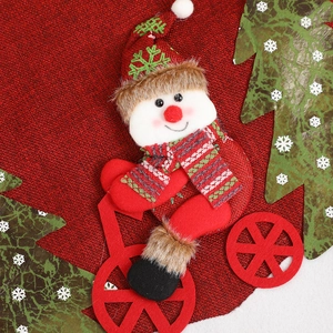 Broderie bonhomme de neige sur toile de jute rouge pour housses de chaise de Noël
